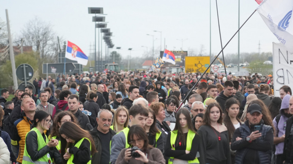 (FOTO/VIDEO) Blokade saobraćajnica i protesti u više gradova: Kod Obrenovca blokiran izlaz na auto-put Miloš Veliki