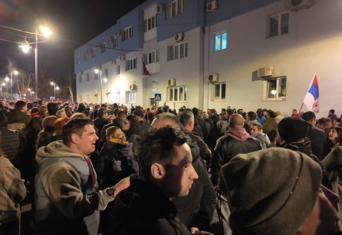 (FOTO/VIDEO) Protest Čačana ispred Policijske uprave, traže odgovor o napadačima na studente FTN