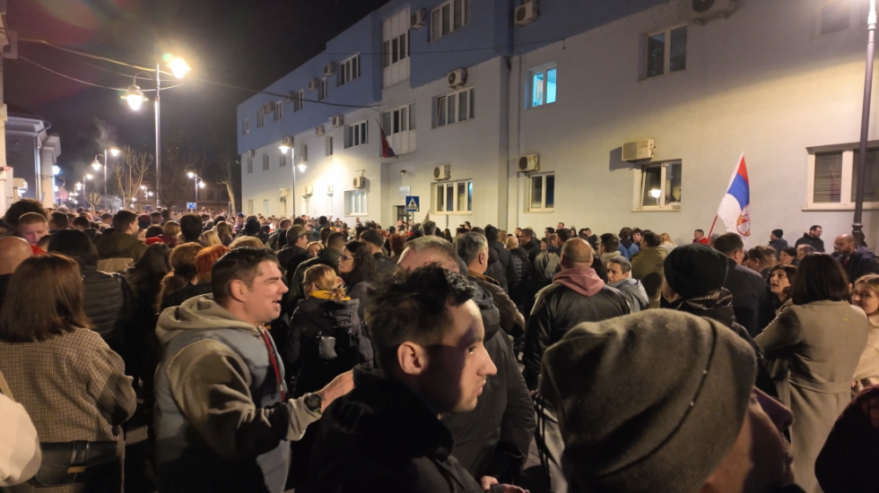 (FOTO/VIDEO) Protest Čačana ispred Policijske uprave, traže odgovor o napadačima na studente FTN