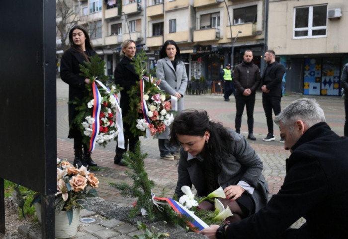 (FOTO) Na Trgu Braće Milić u Kosovskoj Mitrovici odata počast žrtvama NATO agresije