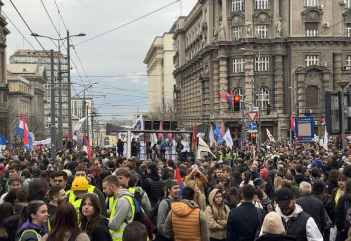 (FOTO) "Protest za Generalštab": Studenti i građani položili vence na Tašmajdanu, odali poštu stradalima u bombardovanju