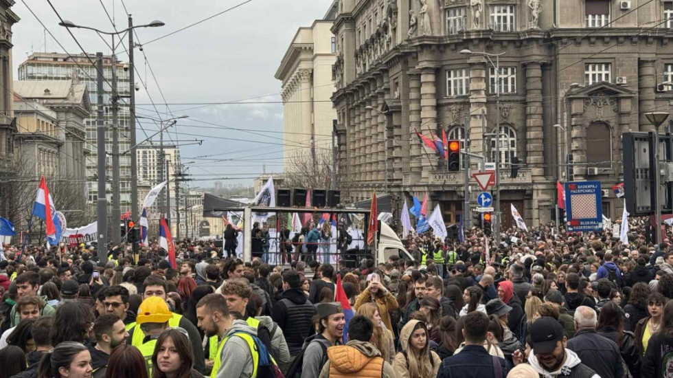 (FOTO) "Protest za Generalštab": Studenti i građani položili vence na Tašmajdanu, odali poštu stradalima u bombardovanju