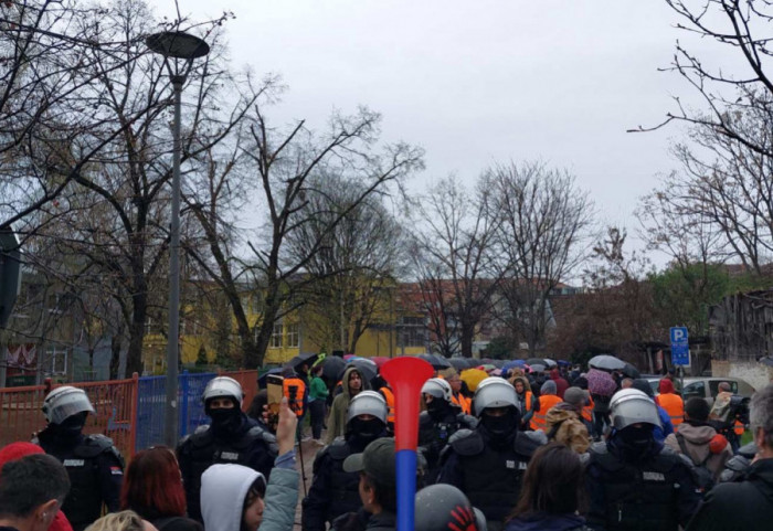 (FOTO/VIDEO) Skup dve grupe roditelja ispred osnovne škole u Novom Sadu, razdvajao ih kordon policije