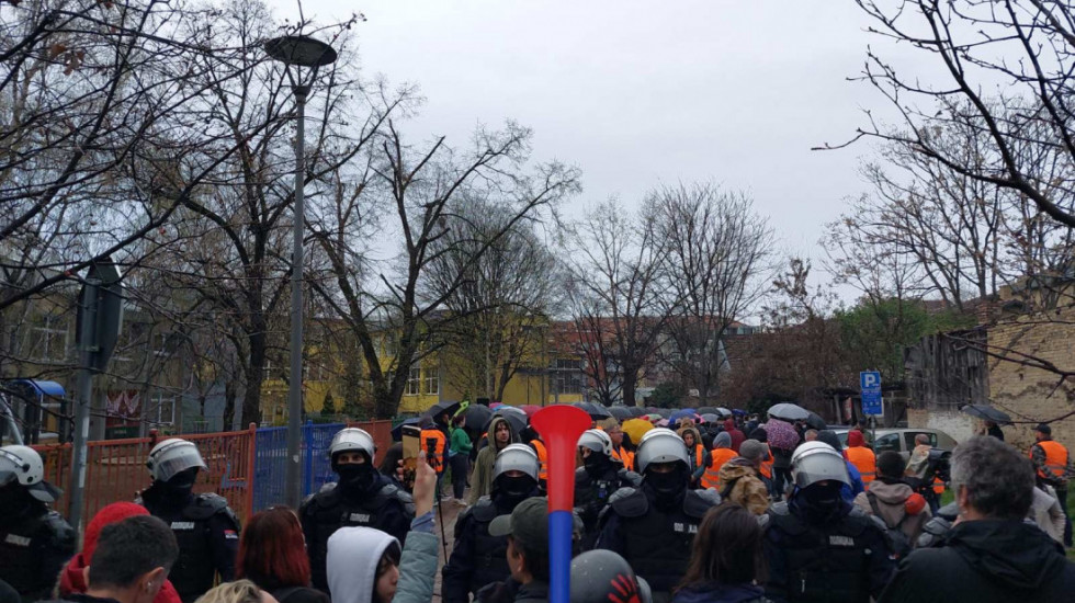 (FOTO/VIDEO) Skup dve grupe roditelja ispred osnovne škole u Novom Sadu, razdvajao ih kordon policije