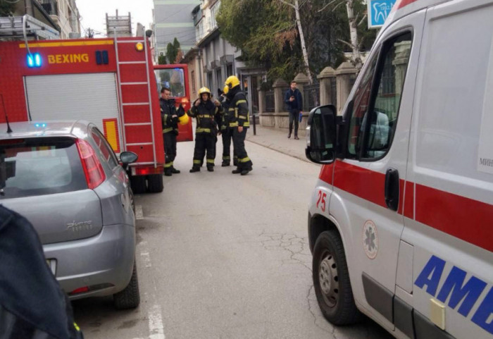 (FOTO) Pet osoba, među kojima trudnica i dete, spaseno iz požara u zgradi u Kragujevcu