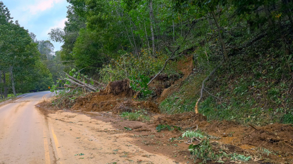 Odron na putu Kraljevo-Raška, saobraćaj se odvija jednom kolovoznom trakom