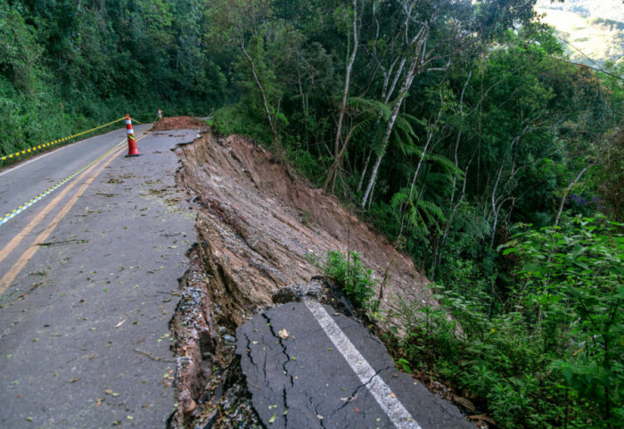 (VIDEO) Obrušio se deo interne saobraćajnice u Kragujevcu: Nema povređenih, na terenu građevinski inspektori i policija