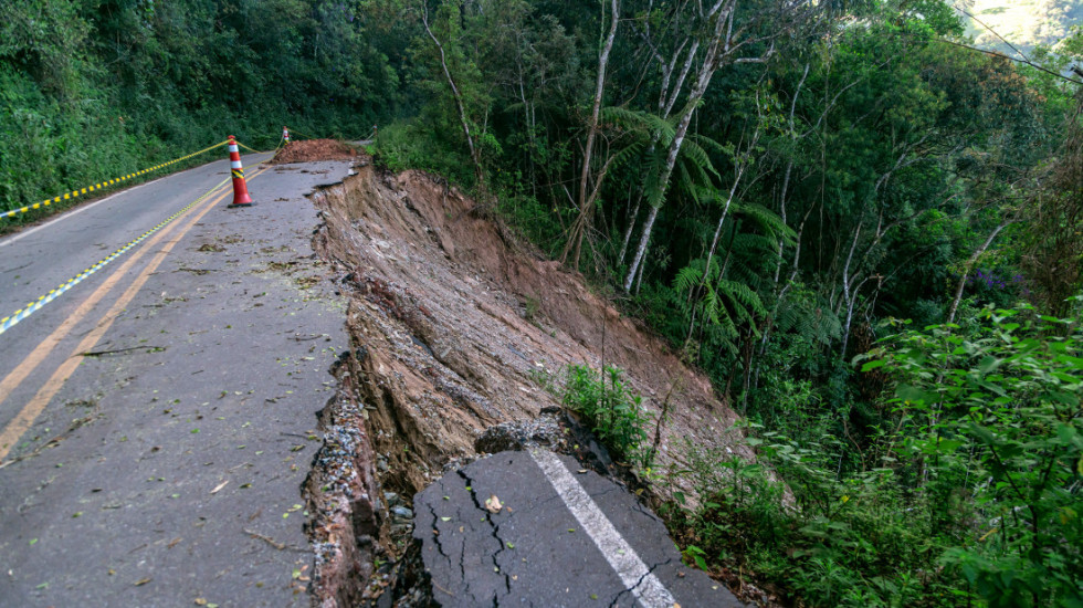 (VIDEO) Obrušio se deo interne saobraćajnice u Kragujevcu: Nema povređenih, na terenu građevinski inspektori i policija