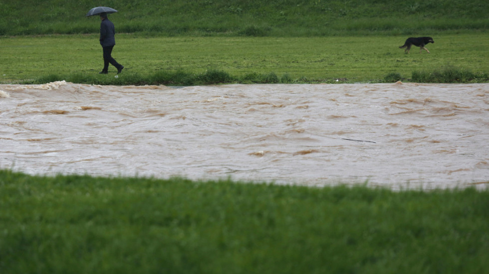 Poplava kod Vranja: Iz četiri kuće evakuisano devet osoba, među njima petoro dece