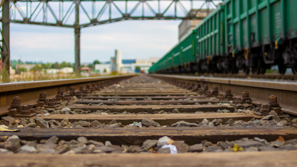 U Republici Srpskoj voz usmrtio muškarca koji se kretao prugom, obustavljen saobraćaj na delu pruge