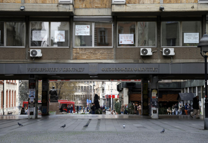 Na platou ispred Filozofskog fakulteta u Beogradu pronađeno telo devojke