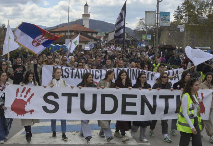 Students in Blockade Demand Snap Parliamentary Elections