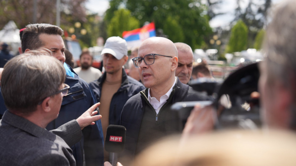 Vučević u Kuli: Gađanjem jajima i zviždanjem neće me sprečiti da obilazim Srbiju