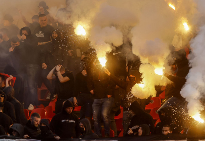 (VIDEO) Uhapšeni navijači Crvene zvezde i Partizana zbog obračuna štanglama i bakljama u Subotici