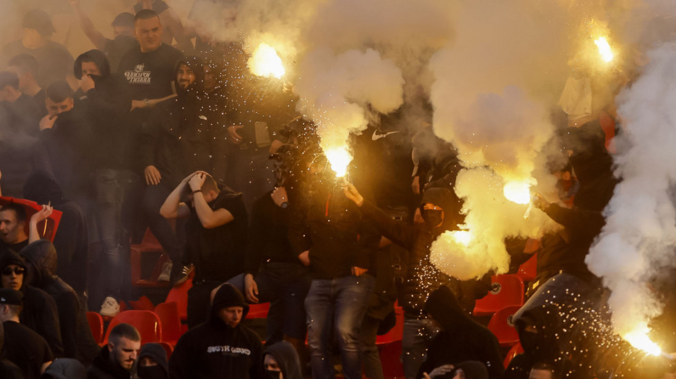 (VIDEO) Uhapšeni navijači Crvene zvezde i Partizana zbog obračuna štanglama i bakljama u Subotici