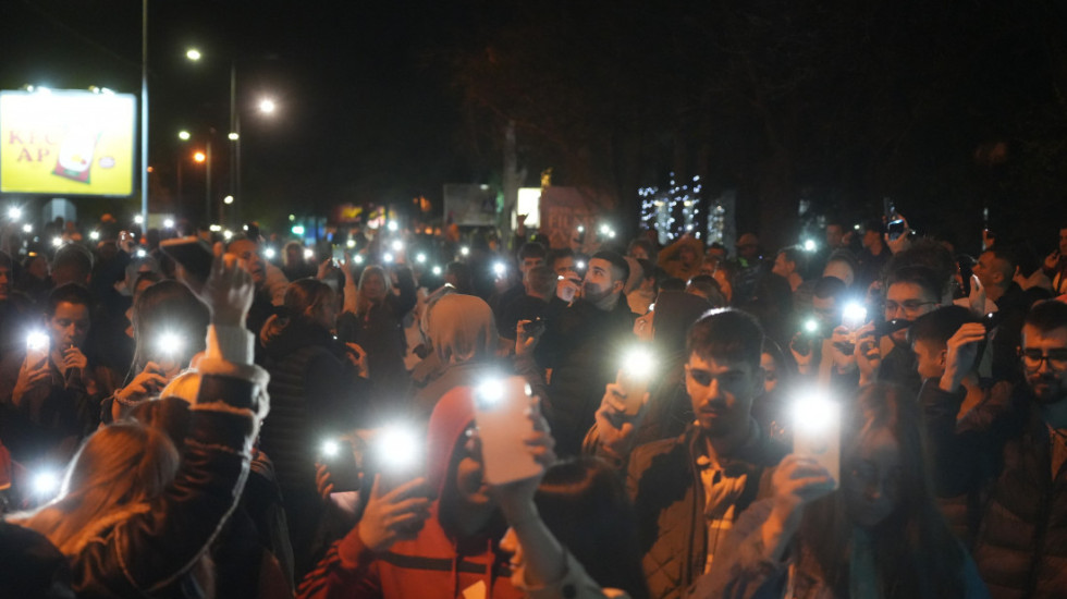 Protest u Rumi: Šetnja i 16 minuta tišine za stradale u padu nadstrešnice u Novom Sadu