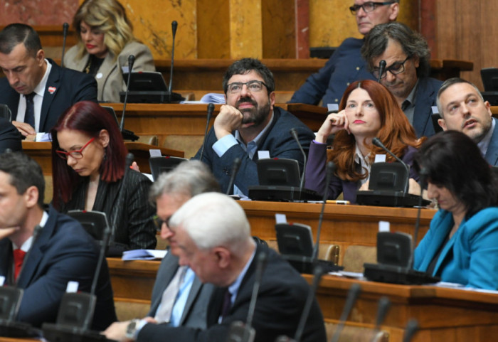 Administrativni odbor izglasao povećanje plata od 5,1 odsto poslanicima i predsedniku Vučiću, Lazovića kaznio novčano