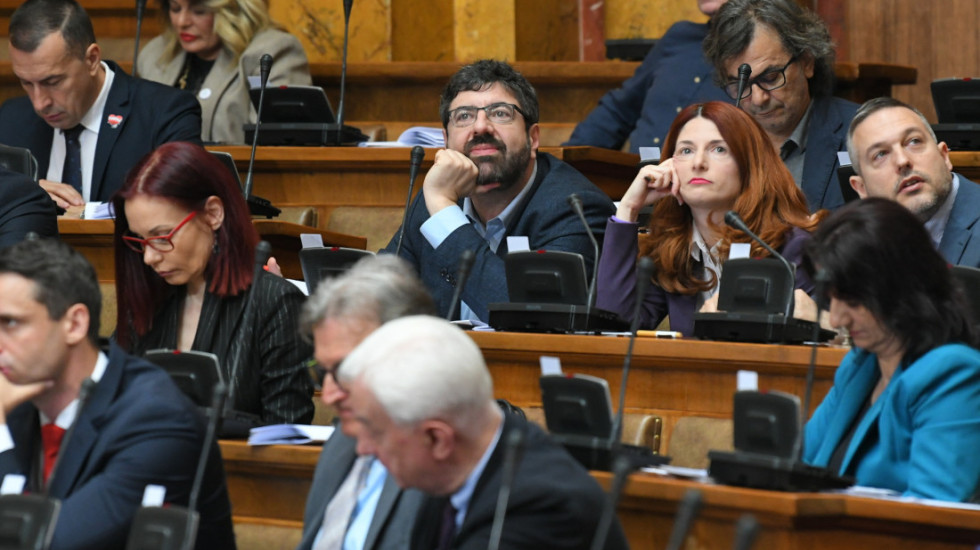 Administrativni odbor izglasao povećanje plata od 5,1 odsto poslanicima i predsedniku Vučiću, Lazovića kaznio novčano