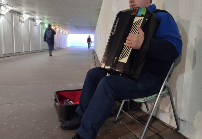 (VIDEO) Nastavnik muzičkog nekada nastupao u Narodnom pozorištu, sada iz ljubavi svira harmoniku u podzemnom prolazu
