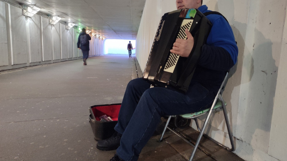 (VIDEO) Nastavnik muzičkog nekada nastupao u Narodnom pozorištu, sada iz ljubavi svira harmoniku u podzemnom prolazu
