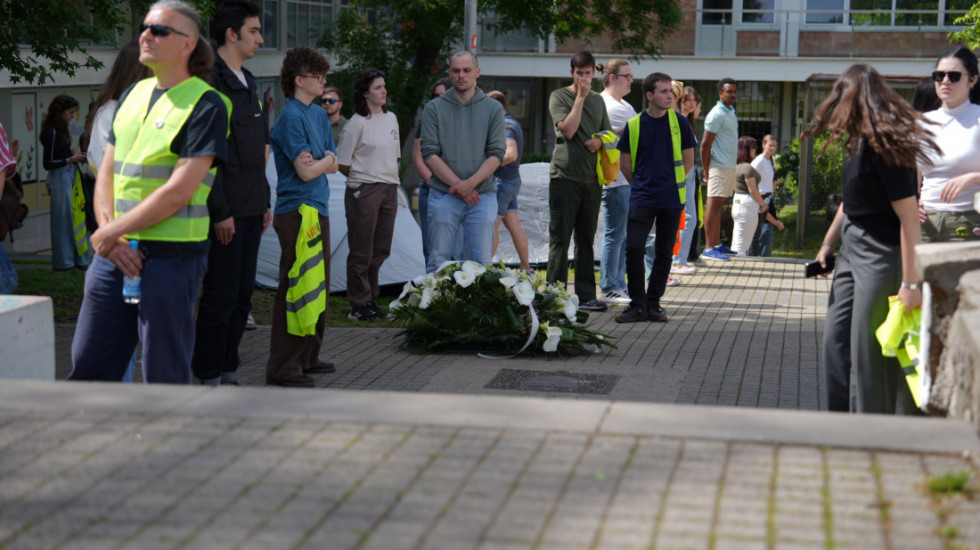 (FOTO) Deveti dan blokade RTS: Studenti odali pomen stradalim radnicima javnog servisa, bez muzike i buke