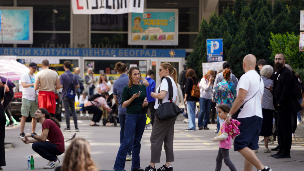 (FOTO) Blokada zgrada RTS i dalje traje: U toku humanitarni bazar, uveče nastup hora