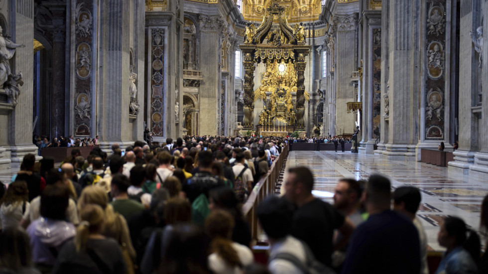 Kovčeg pape Franje zapečaćen pred sahranu, počast odalo 250.000 vernika