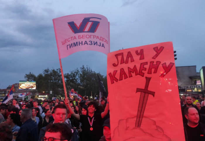 (FOTO/VIDEO) Protest srednjoškolaca u Novom Sadu: Profesorka poručila đacima - mi smo vaša leđa, a vi naša snaga