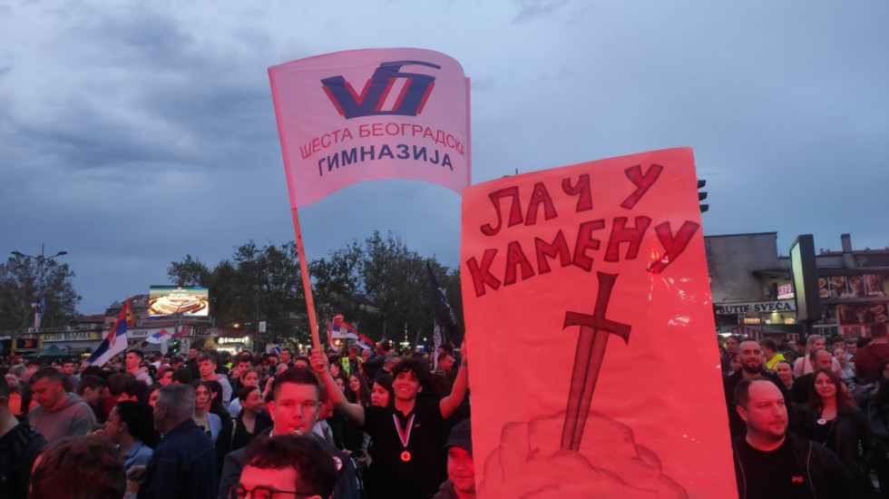 (FOTO/VIDEO) Protest srednjoškolaca u Novom Sadu: Profesorka poručila đacima - mi smo vaša leđa, a vi naša snaga