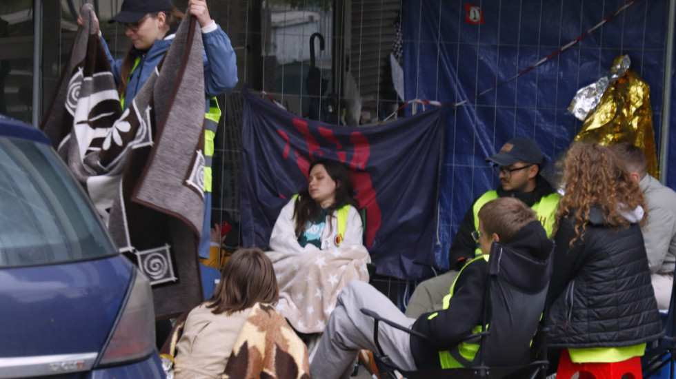 (FOTO) Studenti i građani 13. dan blokiraju RTS, čeka se sednica o REM