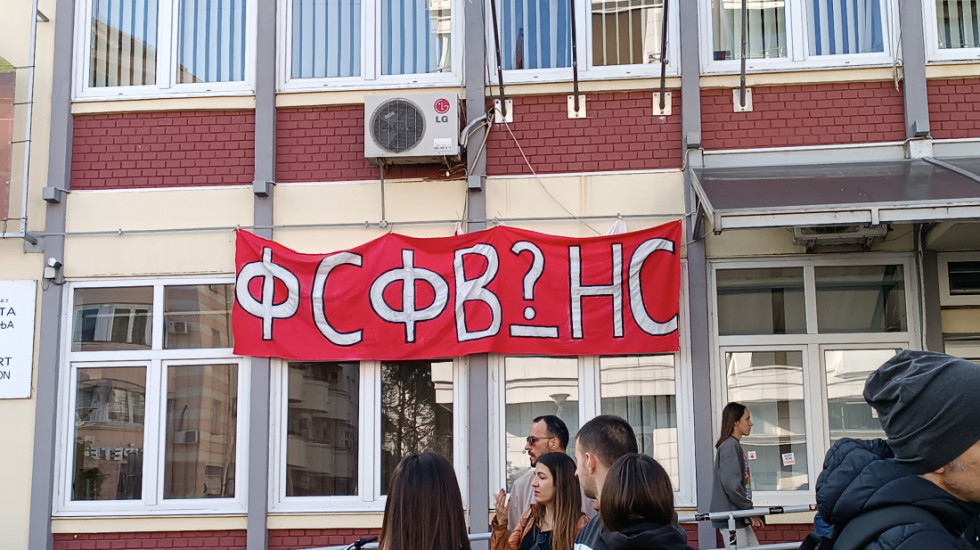 (FOTO/VIDEO) Protesti širom Srbije: Skupovi podrške građanima i studentima iz Novog Sada koji su povređeni ispred DIF