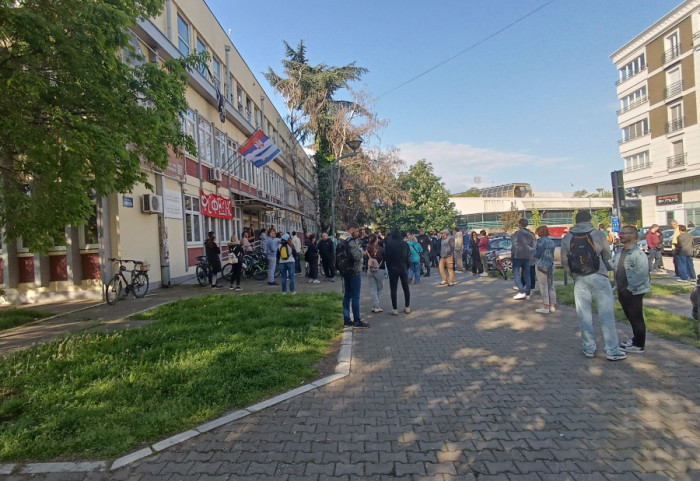 (VIDEO) Ispitni rok na Pravnom fakultetu u Novom Sadu: Policija oko Sajma, studenti u blokadi i građani ispred ulaza