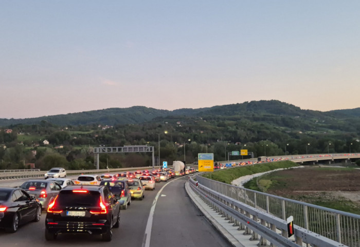Gužva na auto-putu kod Čačka: Formirana kolona duga više od dva kilometra, vozači čekaju bar 45 minuta