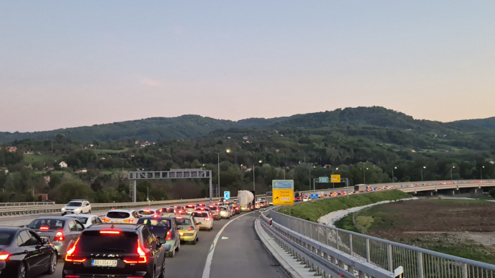 Gužva na auto-putu kod Čačka: Formirana kolona duga više od dva kilometra, vozači čekaju bar 45 minuta