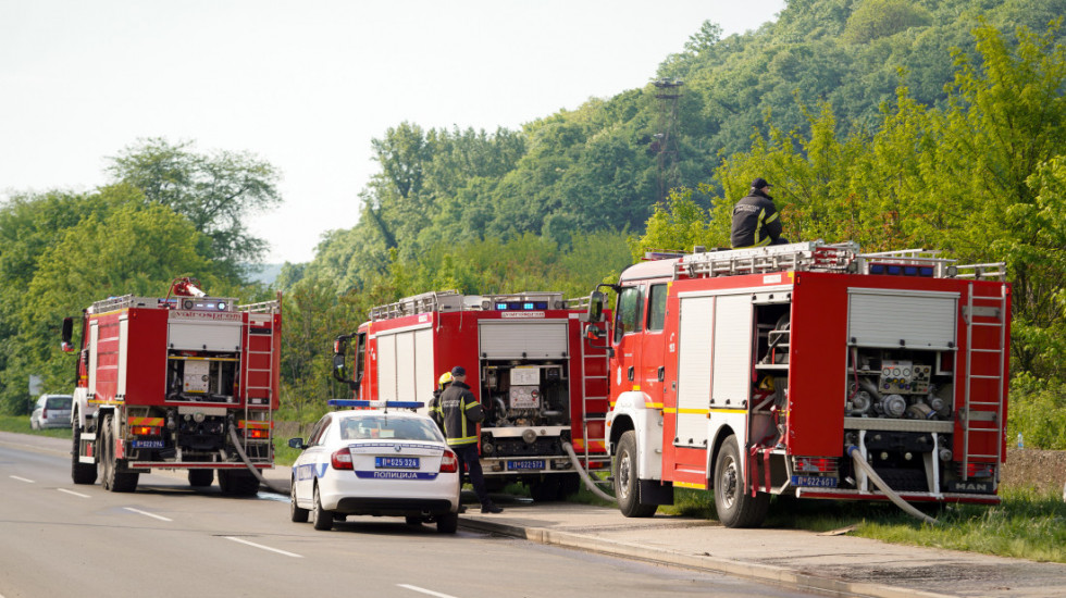 Zapalio se minibus pun putnika kod Užica