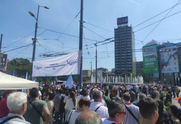 (FOTO) Prvomajski protest ispred Vlade: Okupljanje studenata i sindikata na Slaviji, zaustavljen saobraćaj