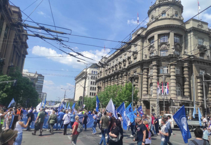(FOTO/VIDEO) Prvomajski protest studenata i sindikata, kolona se uputila ka Vladi Srbije
