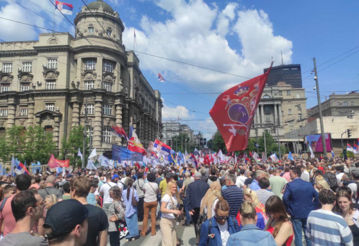 (FOTO/VIDEO) Prvomajski protest studenata i sindikata, kolone stigle ispred Vlade