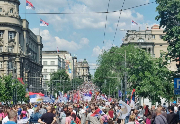 (FOTO/VIDEO) Prvomajski protest studenata i sindikata, kolone stigle ispred Vlade