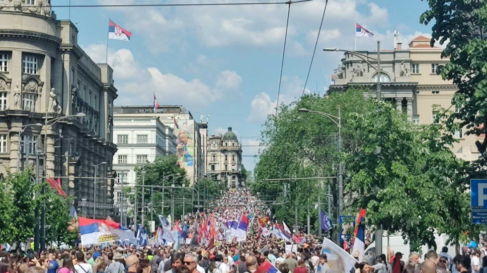 (FOTO/VIDEO) Prvomajski protest studenata i sindikata ispred Vlade: Predati zahtevi za izmene zakona o radu i štrajku