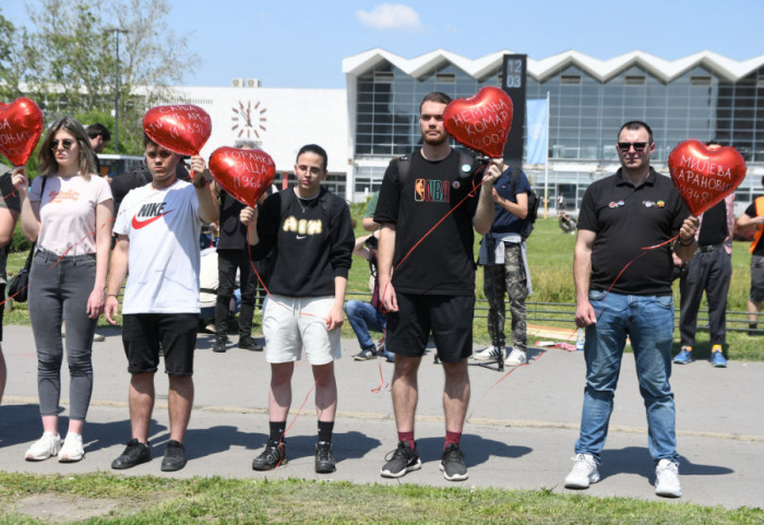 (FOTO/VIDEO) Protestom "Novi Sad pamti" obeležno pola godine od pada nadstrešnice na Železničkoj stanici