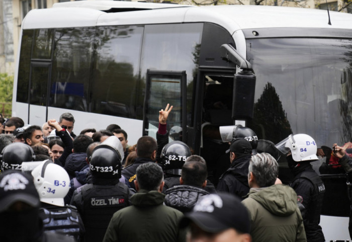 (FOTO)  Sukobi na protestima u Istanbulu povodom Prvog maja: Turska policija privela skoro 400 osoba