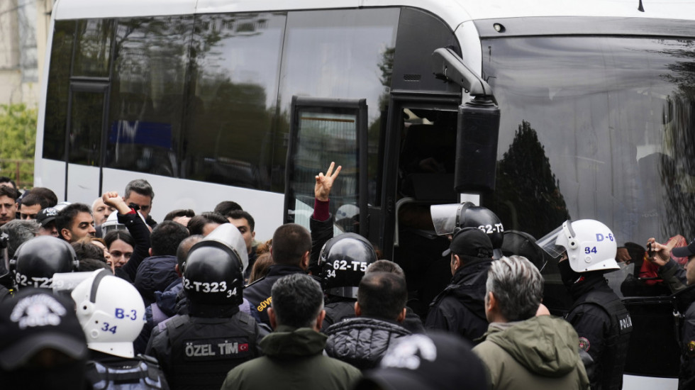 (FOTO)  Sukobi na protestima u Istanbulu povodom Prvog maja: Turska policija privela skoro 400 osoba