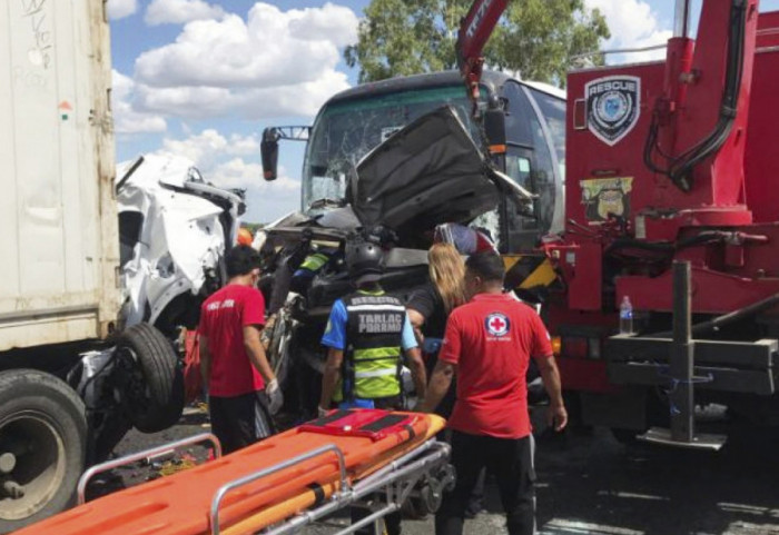 (FOTO): Autobus udario u niz vozila na auto-putu na Filipinima, poginulo najmanje 10 osoba: Vozač zaspao za volanom