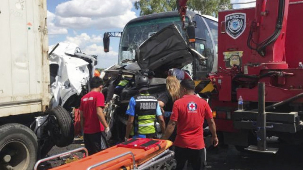 (FOTO): Autobus udario u niz vozila na auto-putu na Filipinima, poginulo najmanje 10 osoba: Vozač zaspao za volanom