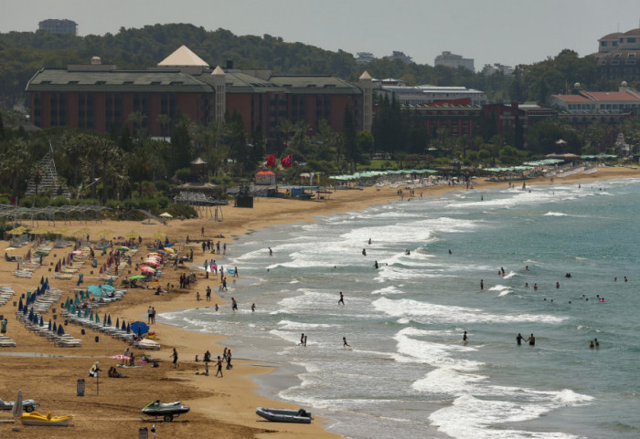 U Antaliji turisti mogli u istom danu da plivaju na plaži i grudvaju se