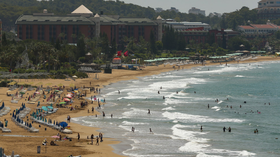 U Antaliji turisti mogli u istom danu da plivaju na plaži i grudvaju se