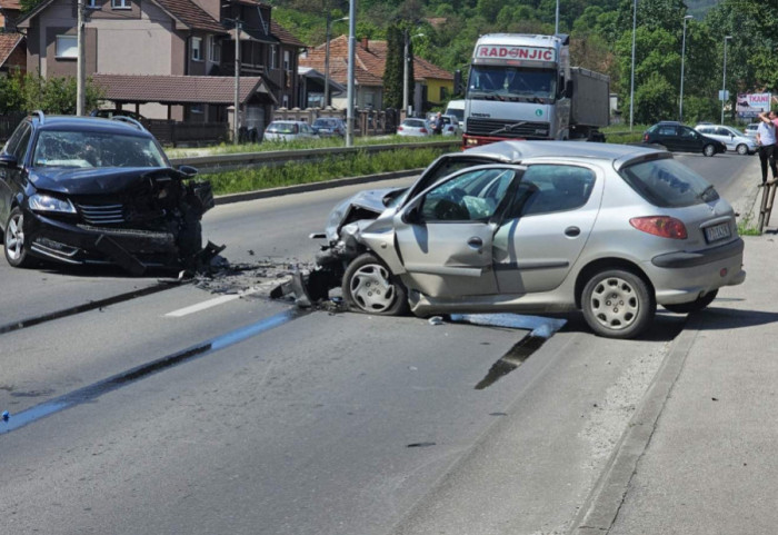 (FOTO) Saobraćajna nesreća na obilaznici oko Čačka: Povređene četiri osobe, među njima i dete