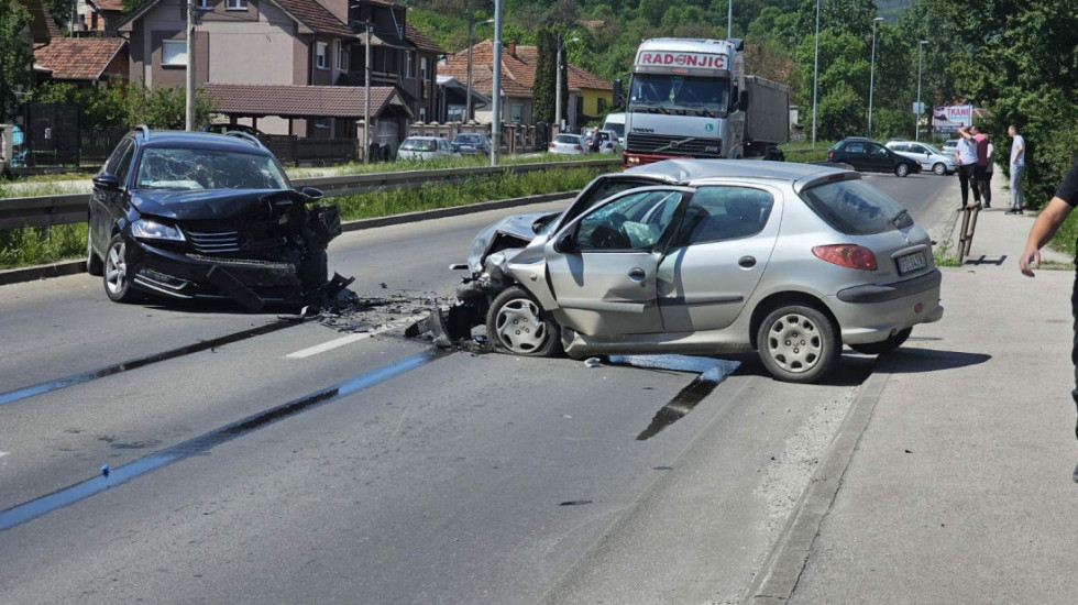 (FOTO) Saobraćajna nesreća na obilaznici oko Čačka: Povređene četiri osobe, među njima i dete