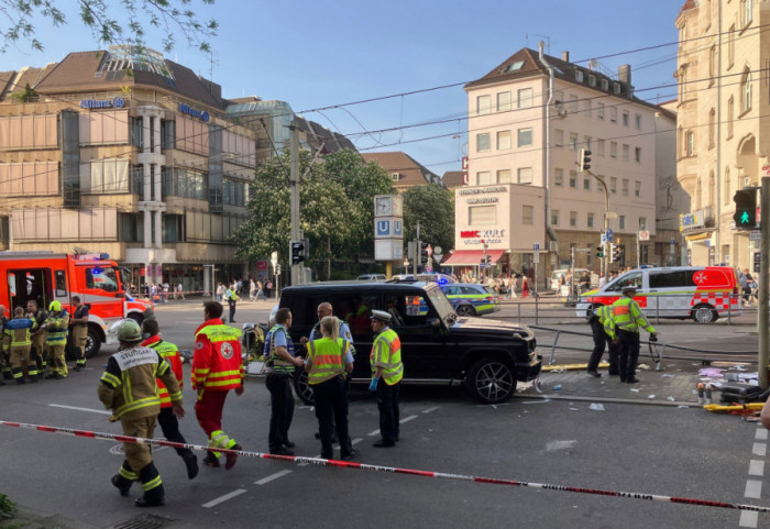 (FOTO) Autom se zaleteo u grupu ljudi na pešačkom prelazu u Štutgartu: Povređeno nekoliko osoba
